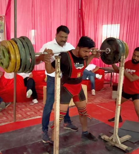 राजकीय पॉलीटेक्निक के प्रवक्ता प्रदीप कुमार पावरलिफ्टिंग में प्रतिभाग करते हुए। स्रोत स्वयं