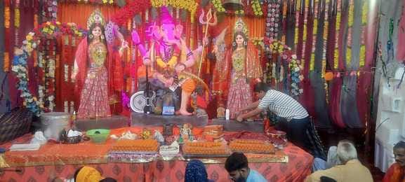रामलीला मैदान में गणपति बप्पा की पूजा अर्चना करते श्रद्धालु स्रोत संवाद रामलीला मैदान में गणपति बप्पा की पूजा अर्चना करते श्रद्धालु स्रोत संवाद