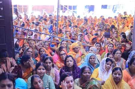 सीहोर के बड़ा बाजार स्थित अग्रवाल पंचायती भवन में चल रही सात दिवसीय श्रीमद्भागवत कथा