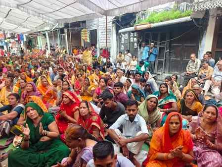 सीहोर के बड़ा बाजार स्थित अग्रवाल पंचायती भवन में चल रही सात दिवसीय श्रीमद्भागवत कथा