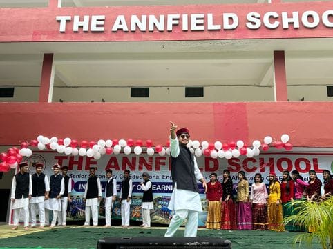 सैंट मैरी कॉनवेंट स्कूल में शिक्षक दिवस के अवसर पर सांस्कृतिक कार्यक्रम प्रस्तुत करते छात्र-छा