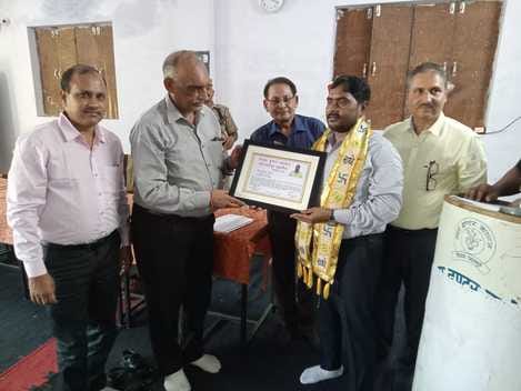 शाहजहांपुर में प्रधानाचार्य को सम्मानित करते रोटरी क्लब के पदाधिकारी। स्रोत: संस्था शाहजहांपुर में प्रधानाचार्य को सम्मानित करते रोटरी क्लब के पदाधिकारी। स्रोत: संस्था