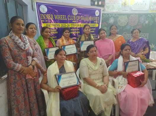 शाहजहांपुर में प्रधानाचार्य को सम्मानित करते रोटरी क्लब के पदाधिकारी। स्रोत: संस्था शाहजहांपुर में प्रधानाचार्य को सम्मानित करते रोटरी क्लब के पदाधिकारी। स्रोत: संस्था
