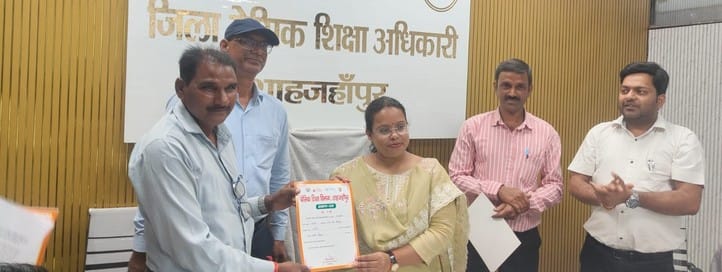 शाहजहांपुर में प्रधानाचार्य को सम्मानित करते रोटरी क्लब के पदाधिकारी। स्रोत: संस्था शाहजहांपुर में प्रधानाचार्य को सम्मानित करते रोटरी क्लब के पदाधिकारी। स्रोत: संस्था