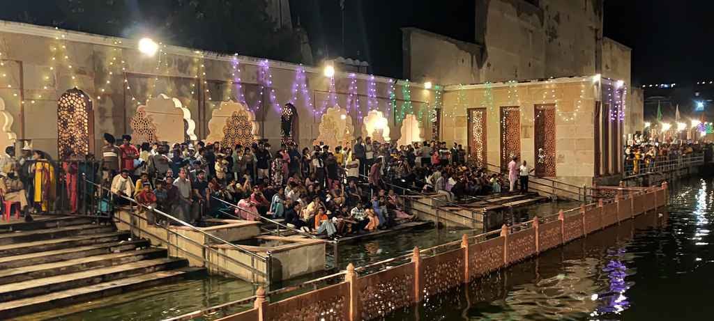 शहर में भगवान वामन द्वादशी मेले में शोभायात्रा में झांकी प्रस्तुत करते हुए कलाकार। स्त्रोत