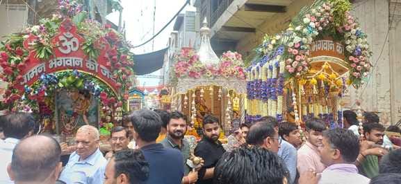 शहर में भगवान वामन द्वादशी मेले में शोभायात्रा में झांकी प्रस्तुत करते हुए कलाकार। स्त्रोत