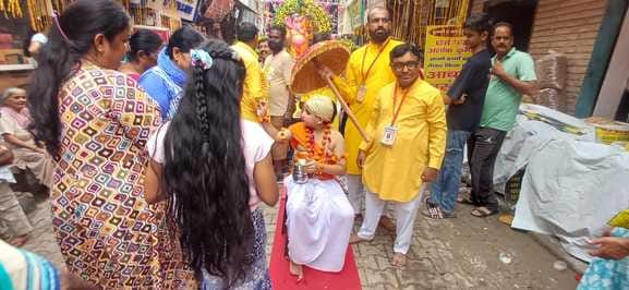 शहर में भगवान वामन द्वादशी मेले में शोभायात्रा में झांकी प्रस्तुत करते हुए कलाकार। स्त्रोत