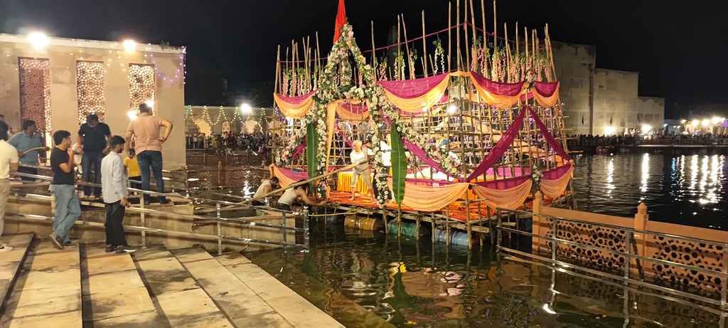 शहर में भगवान वामन द्वादशी मेले में शोभायात्रा में झांकी प्रस्तुत करते हुए कलाकार। स्त्रोत