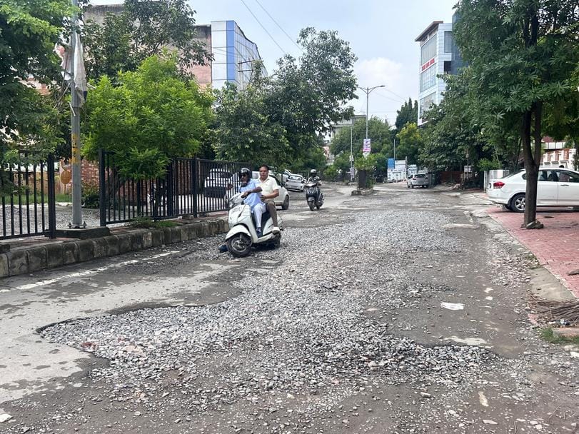 10 प्रवीन, अस्थल बोहर।