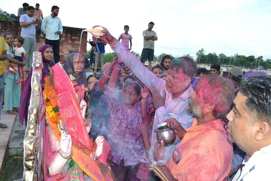 12... डीजे पर नाच गाकर पश्चिमी यमुना नहर में  बप्पा का विसर्जन करने आते श्रद्धालु