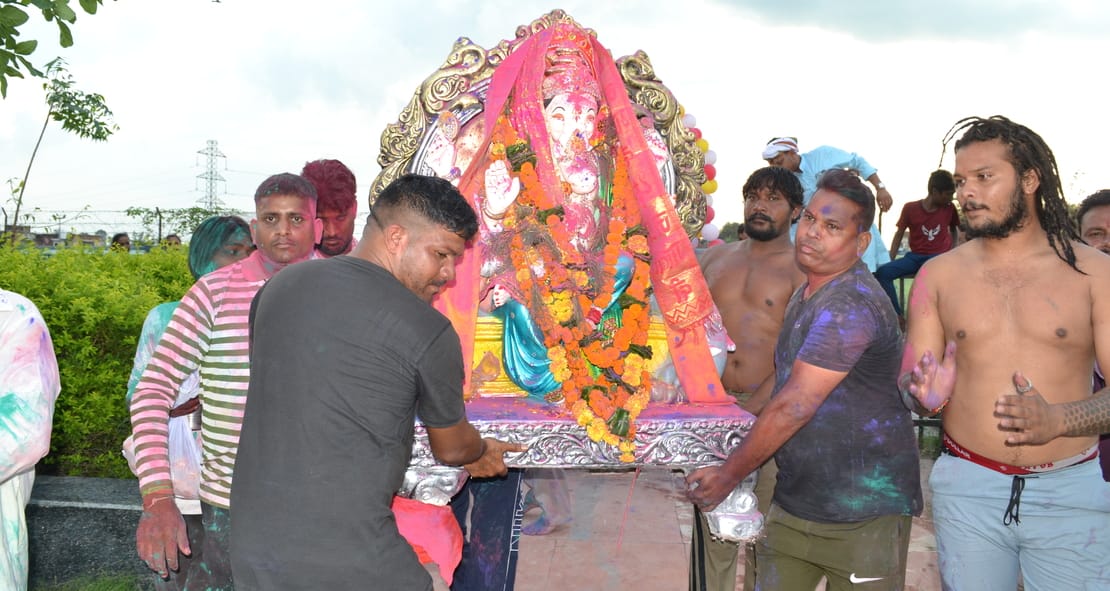 12... डीजे पर नाच गाकर पश्चिमी यमुना नहर में  बप्पा का विसर्जन करने आते श्रद्धालु