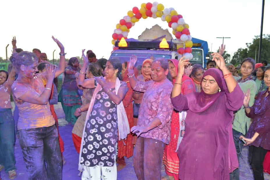 12... डीजे पर नाच गाकर पश्चिमी यमुना नहर में  बप्पा का विसर्जन करने आते श्रद्धालु