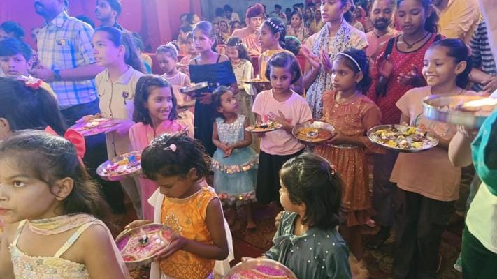 28- बहराइच के ब्राह्मणीपुरा में भगवान गणेश की महाआरती करते श्रद्धालु।   -संवाद