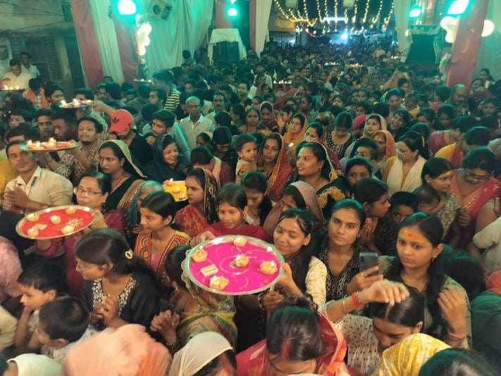 28- बहराइच के ब्राह्मणीपुरा में भगवान गणेश की महाआरती करते श्रद्धालु।   -संवाद