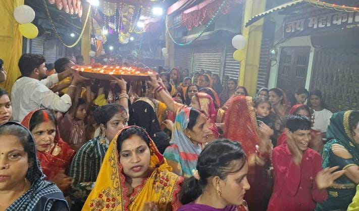 28- बहराइच के ब्राह्मणीपुरा में भगवान गणेश की महाआरती करते श्रद्धालु।   -संवाद