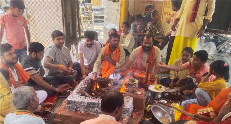 28- बहराइच के ब्राह्मणीपुरा में भगवान गणेश की महाआरती करते श्रद्धालु।   -संवाद