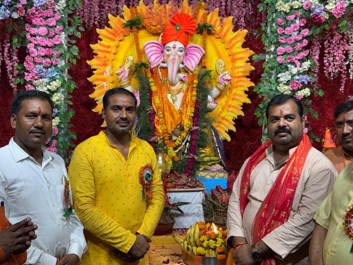 28- बहराइच के ब्राह्मणीपुरा में भगवान गणेश की महाआरती करते श्रद्धालु।   -संवाद