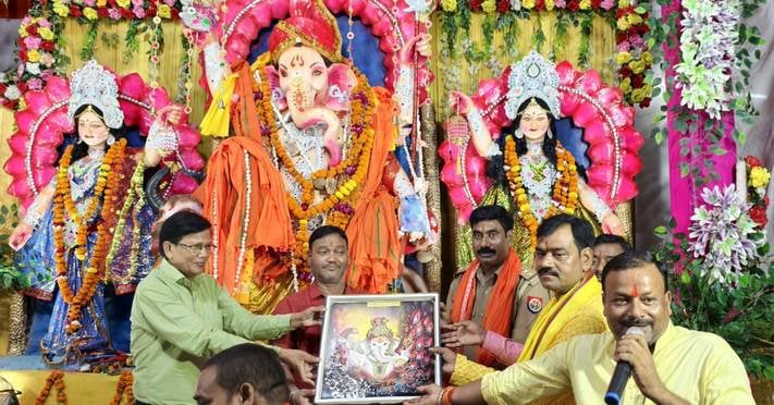 28- बहराइच के ब्राह्मणीपुरा में भगवान गणेश की महाआरती करते श्रद्धालु।   -संवाद