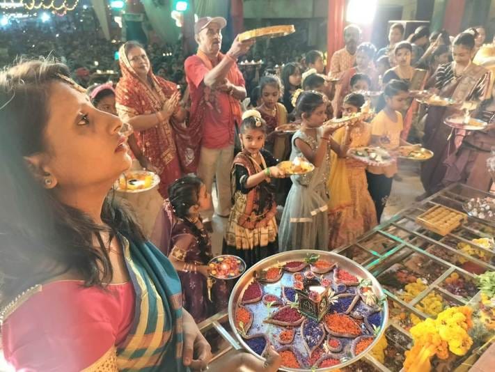 28- बहराइच के ब्राह्मणीपुरा में भगवान गणेश की महाआरती करते श्रद्धालु।   -संवाद