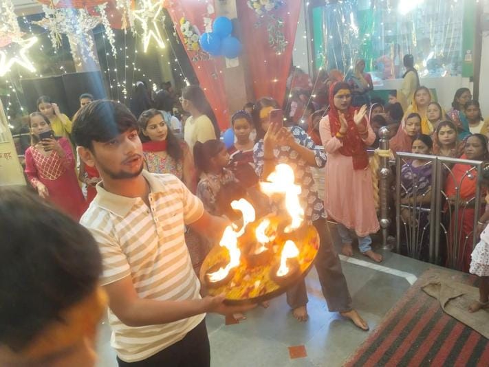 28- बहराइच के ब्राह्मणीपुरा में भगवान गणेश की महाआरती करते श्रद्धालु।   -संवाद