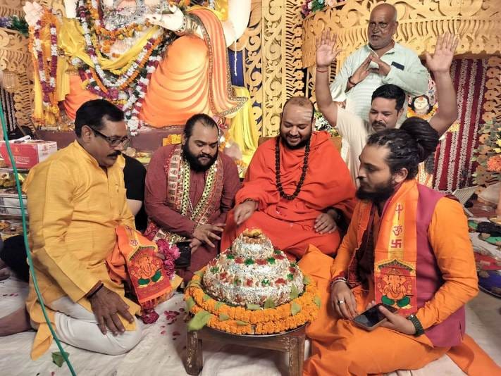 28- बहराइच के ब्राह्मणीपुरा में भगवान गणेश की महाआरती करते श्रद्धालु।   -संवाद