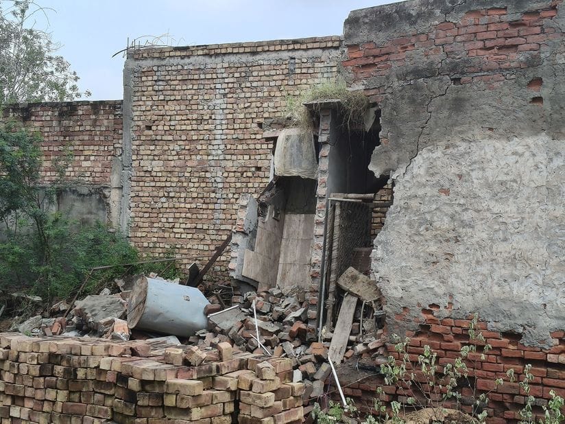 29 खेड़ी महम में मकान गिरने के बाद हुए नुकसान को दिखाता ग्रामीण। संवाद 29 खेड़ी महम में मकान गिरने के बाद हुए नुकसान को दिखाता ग्रामीण। संवाद