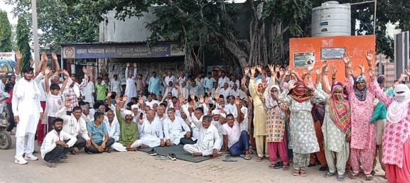 29 खेड़ी महम में मकान गिरने के बाद हुए नुकसान को दिखाता ग्रामीण। संवाद 29 खेड़ी महम में मकान गिरने के बाद हुए नुकसान को दिखाता ग्रामीण। संवाद