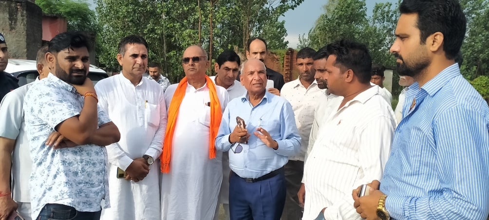501....खेत में आए यमुना के पानी के बीच किसान। संवाद 501....खेत में आए यमुना के पानी के बीच किसान। संवाद