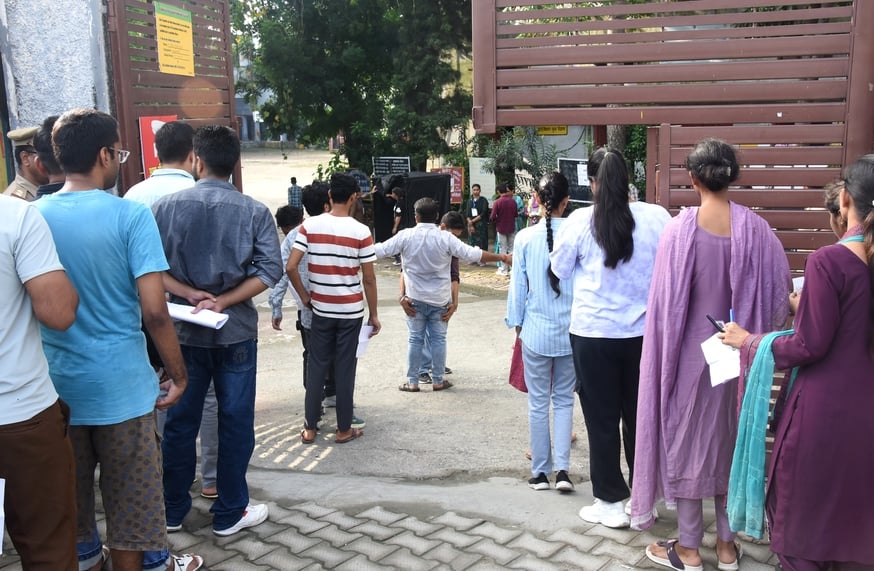 अंबाला रोड पर घंटाघर के पास जाम में फंसी दो एंबुले अंबाला रोड पर घंटाघर के पास जाम में फंसी दो एंबुले
