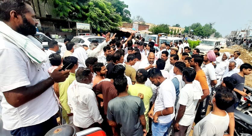 भूना। भाजपा के प्रदेशाध्यक्ष मोहनलाल बड़ोली को मांग सौंपते जिलाध्यक्ष एडवोकेट प्रवीण जोड़ा व पू