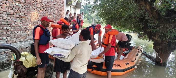 बीसलपुर के मोहल्ला दुर्गा प्रसाद के बाढ़ पीड़ितों को बांटे गए भजन के पैकेट। स्रोत संघ बीसलपुर के मोहल्ला दुर्गा प्रसाद के बाढ़ पीड़ितों को बांटे गए भजन के पैकेट। स्रोत संघ
