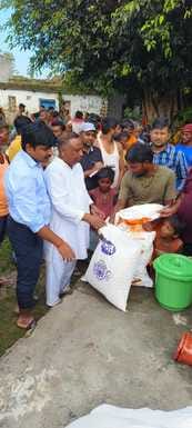 बीसलपुर के मोहल्ला दुर्गा प्रसाद के बाढ़ पीड़ितों को बांटे गए भजन के पैकेट। स्रोत संघ बीसलपुर के मोहल्ला दुर्गा प्रसाद के बाढ़ पीड़ितों को बांटे गए भजन के पैकेट। स्रोत संघ