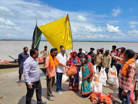 बीसलपुर के मोहल्ला दुर्गा प्रसाद के बाढ़ पीड़ितों को बांटे गए भजन के पैकेट। स्रोत संघ बीसलपुर के मोहल्ला दुर्गा प्रसाद के बाढ़ पीड़ितों को बांटे गए भजन के पैकेट। स्रोत संघ