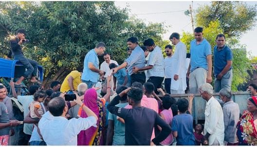 बीसलपुर के मोहल्ला दुर्गा प्रसाद के बाढ़ पीड़ितों को बांटे गए भजन के पैकेट। स्रोत संघ बीसलपुर के मोहल्ला दुर्गा प्रसाद के बाढ़ पीड़ितों को बांटे गए भजन के पैकेट। स्रोत संघ