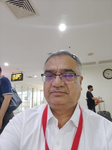 फैक्टरी में काम करते श्रमिक। आर्काइव