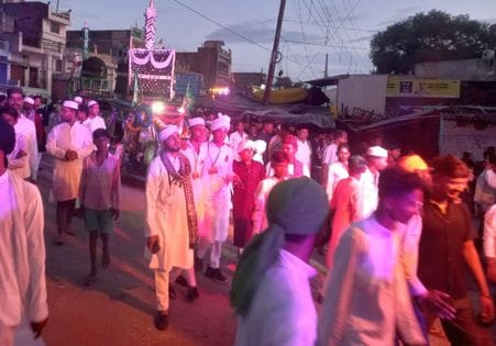 फोटो 05 एमएएचपी 15 परिचय-जश्न-ए-ईदमिलादुन्नबी जुलूस के आगे खिताब करते चलते शहर काजी सैय्यद आफा फोटो 05 एमएएचपी 15 परिचय-जश्न-ए-ईदमिलादुन्नबी जुलूस के आगे खिताब करते चलते शहर काजी सैय्यद आफा
