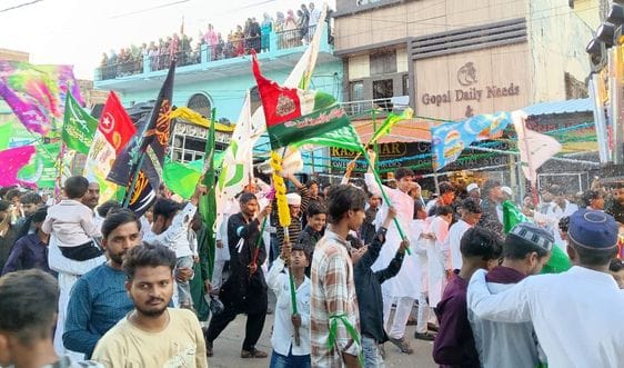 फोटो 05 एमएएचपी 15 परिचय-जश्न-ए-ईदमिलादुन्नबी जुलूस के आगे खिताब करते चलते शहर काजी सैय्यद आफा फोटो 05 एमएएचपी 15 परिचय-जश्न-ए-ईदमिलादुन्नबी जुलूस के आगे खिताब करते चलते शहर काजी सैय्यद आफा