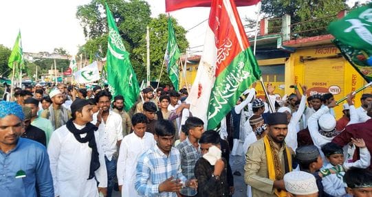 फोटो 05 एमएएचपी 15 परिचय-जश्न-ए-ईदमिलादुन्नबी जुलूस के आगे खिताब करते चलते शहर काजी सैय्यद आफा फोटो 05 एमएएचपी 15 परिचय-जश्न-ए-ईदमिलादुन्नबी जुलूस के आगे खिताब करते चलते शहर काजी सैय्यद आफा