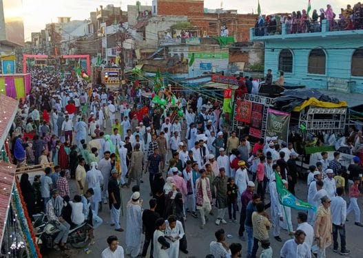 फोटो 05 एमएएचपी 15 परिचय-जश्न-ए-ईदमिलादुन्नबी जुलूस के आगे खिताब करते चलते शहर काजी सैय्यद आफा फोटो 05 एमएएचपी 15 परिचय-जश्न-ए-ईदमिलादुन्नबी जुलूस के आगे खिताब करते चलते शहर काजी सैय्यद आफा