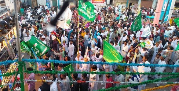 फोटो 05 एमएएचपी 15 परिचय-जश्न-ए-ईदमिलादुन्नबी जुलूस के आगे खिताब करते चलते शहर काजी सैय्यद आफा फोटो 05 एमएएचपी 15 परिचय-जश्न-ए-ईदमिलादुन्नबी जुलूस के आगे खिताब करते चलते शहर काजी सैय्यद आफा