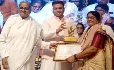 फोटो 05 एमएएचपी 24 परिचय-लखनऊ में जीजीआईसी महोबा की प्रधानाचार्या सरगम खरे को सम्मानित करते मुख फोटो 05 एमएएचपी 24 परिचय-लखनऊ में जीजीआईसी महोबा की प्रधानाचार्या सरगम खरे को सम्मानित करते मुख