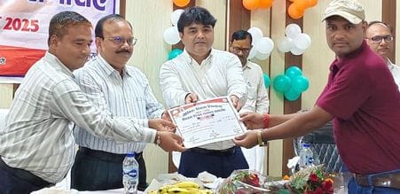 फोटो 05 एमएएचपी 24 परिचय-लखनऊ में जीजीआईसी महोबा की प्रधानाचार्या सरगम खरे को सम्मानित करते मुख फोटो 05 एमएएचपी 24 परिचय-लखनऊ में जीजीआईसी महोबा की प्रधानाचार्या सरगम खरे को सम्मानित करते मुख