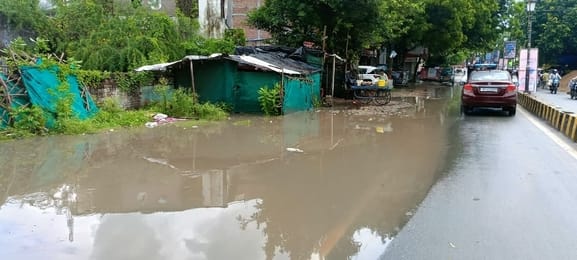 फोटो- 10 दुकान से पानी निकालता दुकानदार।संवाद फोटो- 10 दुकान से पानी निकालता दुकानदार।संवाद