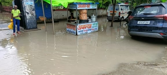 फोटो- 10 दुकान से पानी निकालता दुकानदार।संवाद फोटो- 10 दुकान से पानी निकालता दुकानदार।संवाद