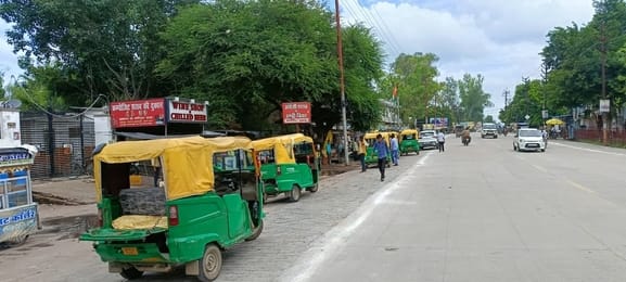 फोटो- 15 सड़क के दोनों तरफ खड़े वाहन।संवाद फोटो- 15 सड़क के दोनों तरफ खड़े वाहन।संवाद