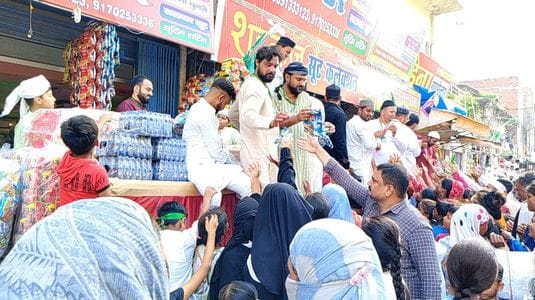 फोटो-15-शहर के बड़े चौराहे से निकलता जुलूस-ए-मोहम्मदी में शामिल मुस्लिम समुदाय के लोग। संवाद