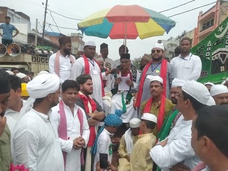फोटो-15-शहर के बड़े चौराहे से निकलता जुलूस-ए-मोहम्मदी में शामिल मुस्लिम समुदाय के लोग। संवाद