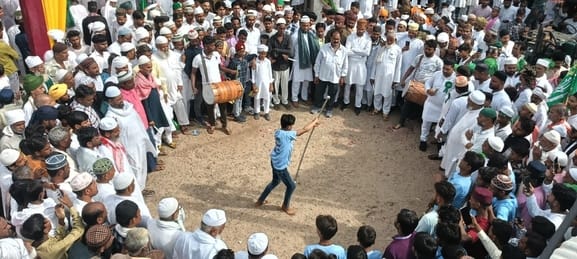 फोटो- 27 रामपुरा में झंड़े लेकर आगे बढ़ते अकीदतमंद।संवाद