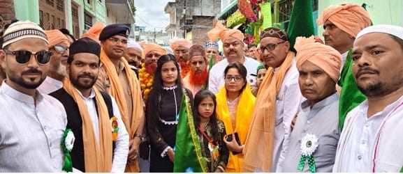 फोटो- 27 रामपुरा में झंड़े लेकर आगे बढ़ते अकीदतमंद।संवाद