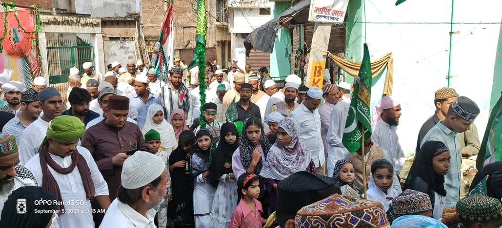 फोटो- 27 रामपुरा में झंड़े लेकर आगे बढ़ते अकीदतमंद।संवाद